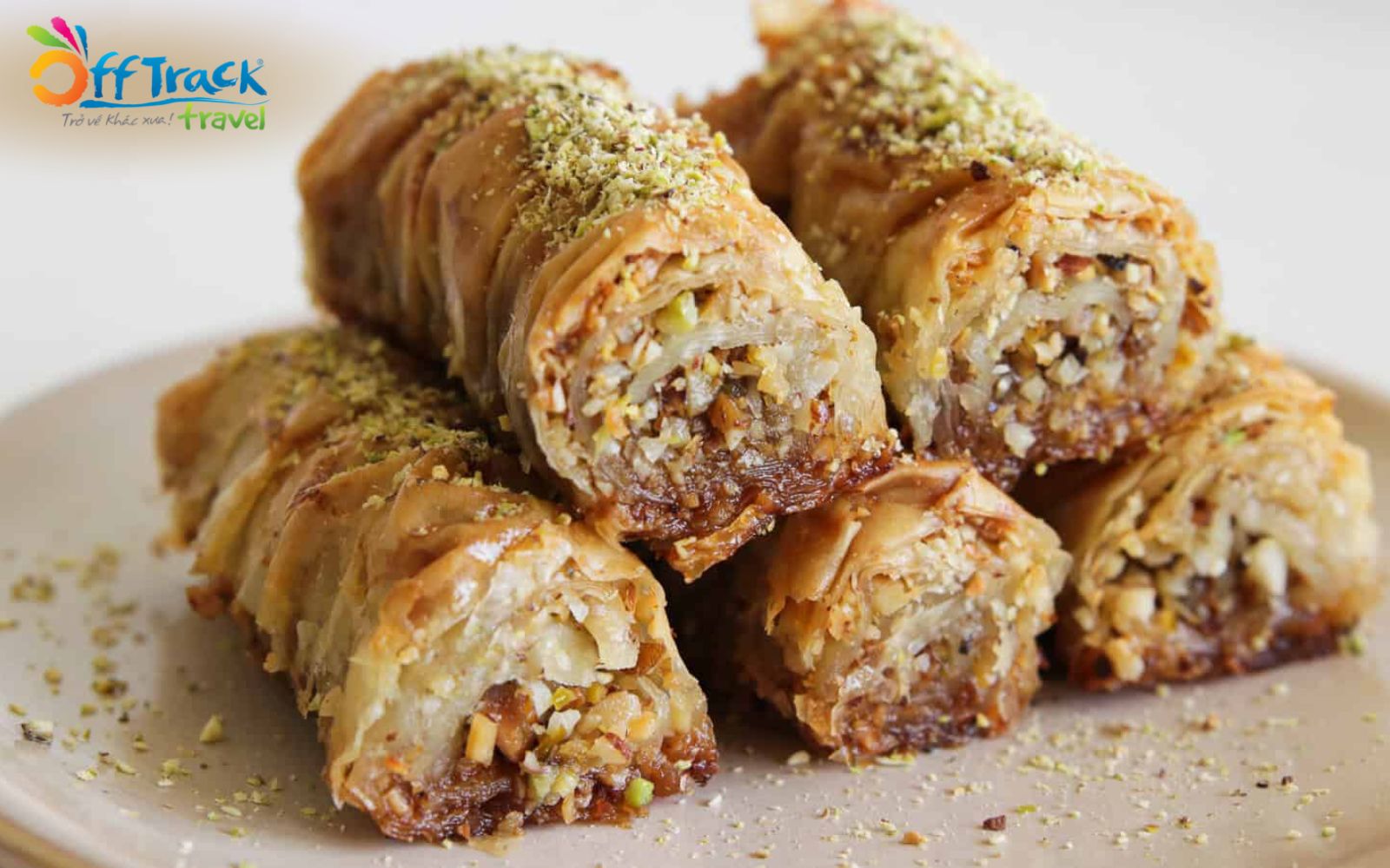 Baklava với lớp bột mỏng tang, giòn rụm xếp chồng lên nhau đầy bắt mắt Baklava với lớp bột mỏng tang, giòn rụm xếp chồng lên nhau đầy bắt mắt