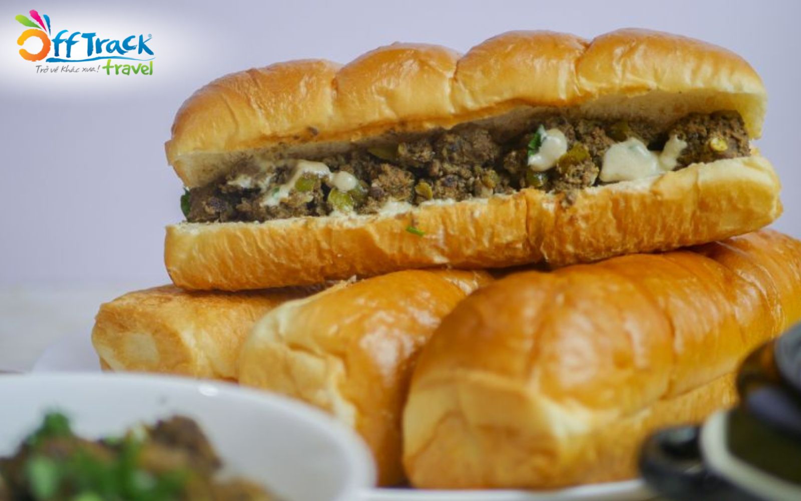 Người dân thường kết hợp Kebda Eskandarani với bánh mì pita nóng hổi Người dân thường kết hợp Kebda Eskandarani với bánh mì pita nóng hổi