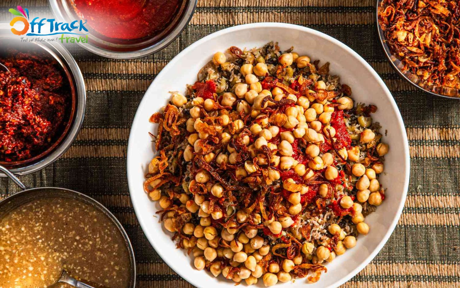 Điểm đặc biệt của Koshari chính là nước sốt cà chua và tỏi Điểm đặc biệt của Koshari chính là nước sốt cà chua và tỏi