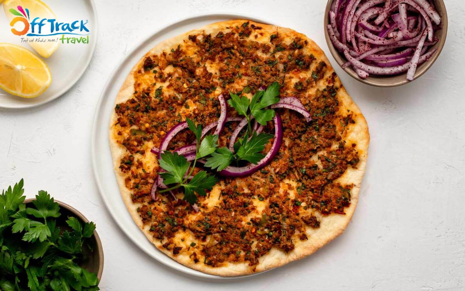 Lahmacun nằm trong các món ăn thổ nhĩ kỳ ngon quen thuộc Lahmacun nằm trong các món ăn thổ nhĩ kỳ ngon quen thuộc