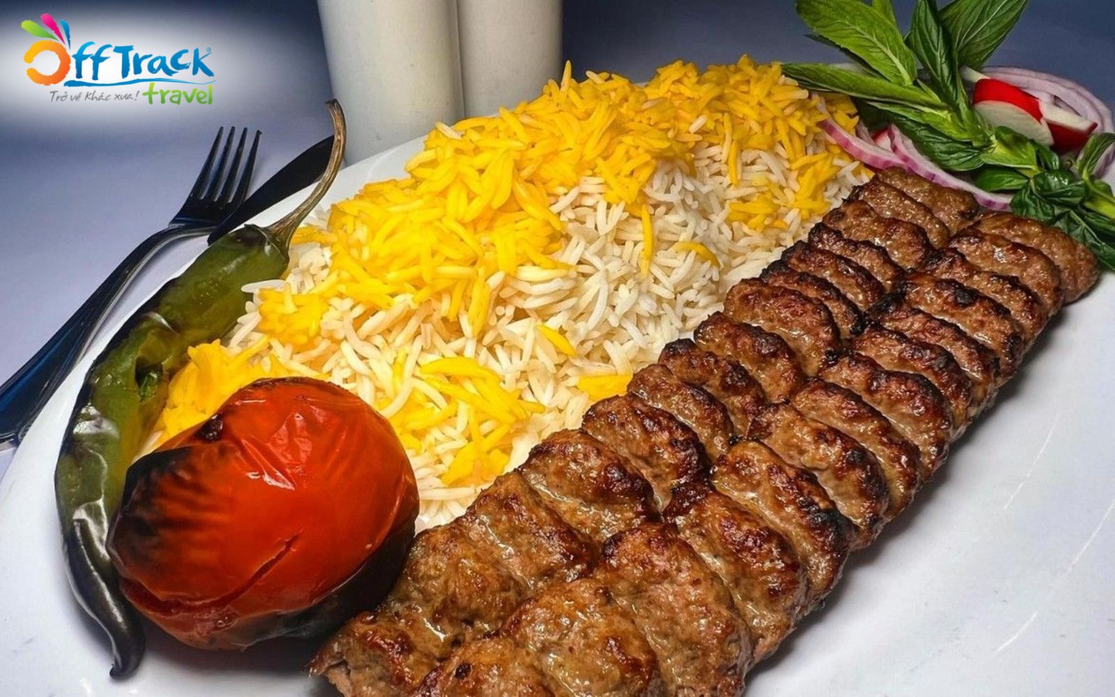 Kebab Koobideh nổi bật với hương vị thơm ngon ăn cùng với cơm