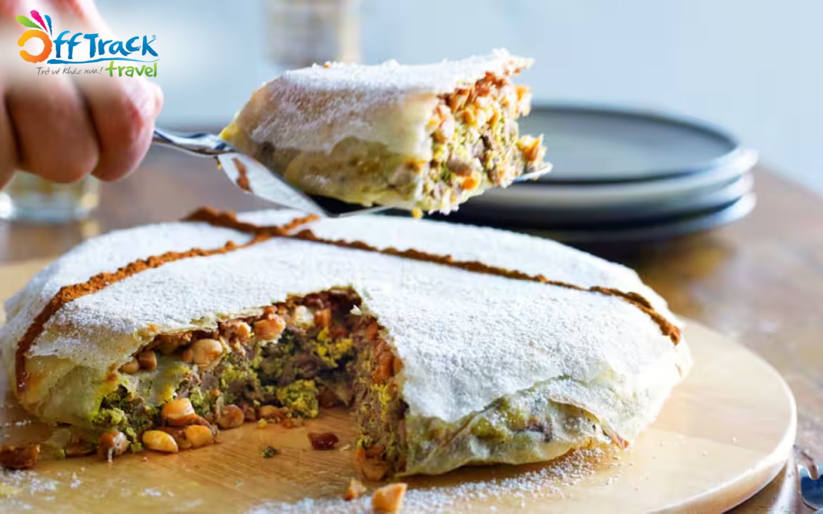 Món bánh pastilla nhiều lớp thơm ngon trong ẩm thực Maroc