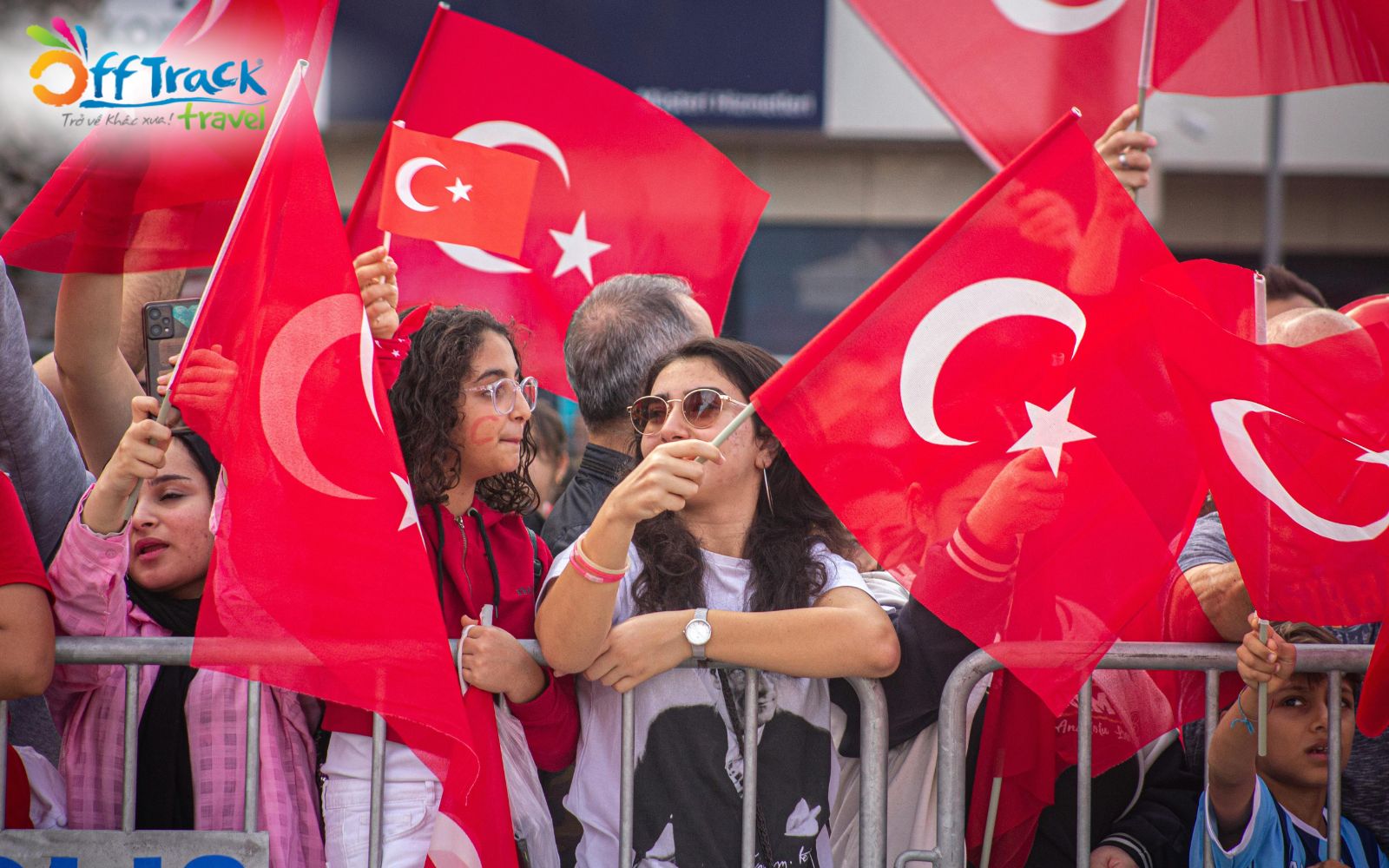 Người dân Turkey sử dụng tiếng Thổ và lá quốc kỳ đỏ có trăng lưỡi liềm và ngôi sao năm cánh màu trắng