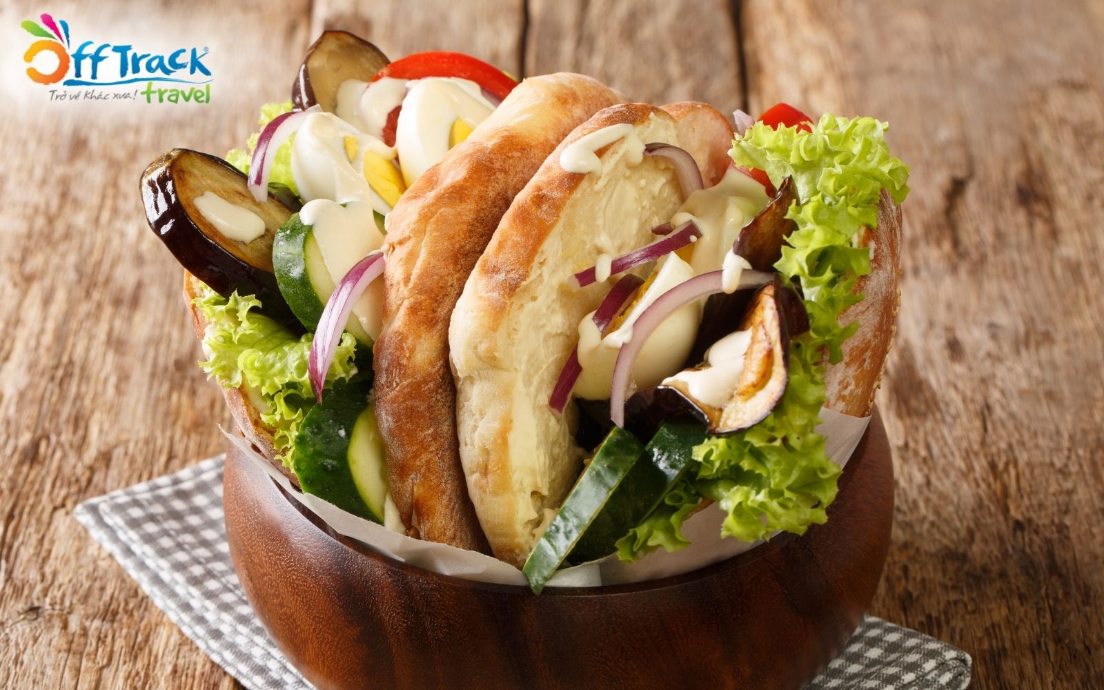 Sabich có nguyên liệu chính gồm trứng luộc và cà tím chiên