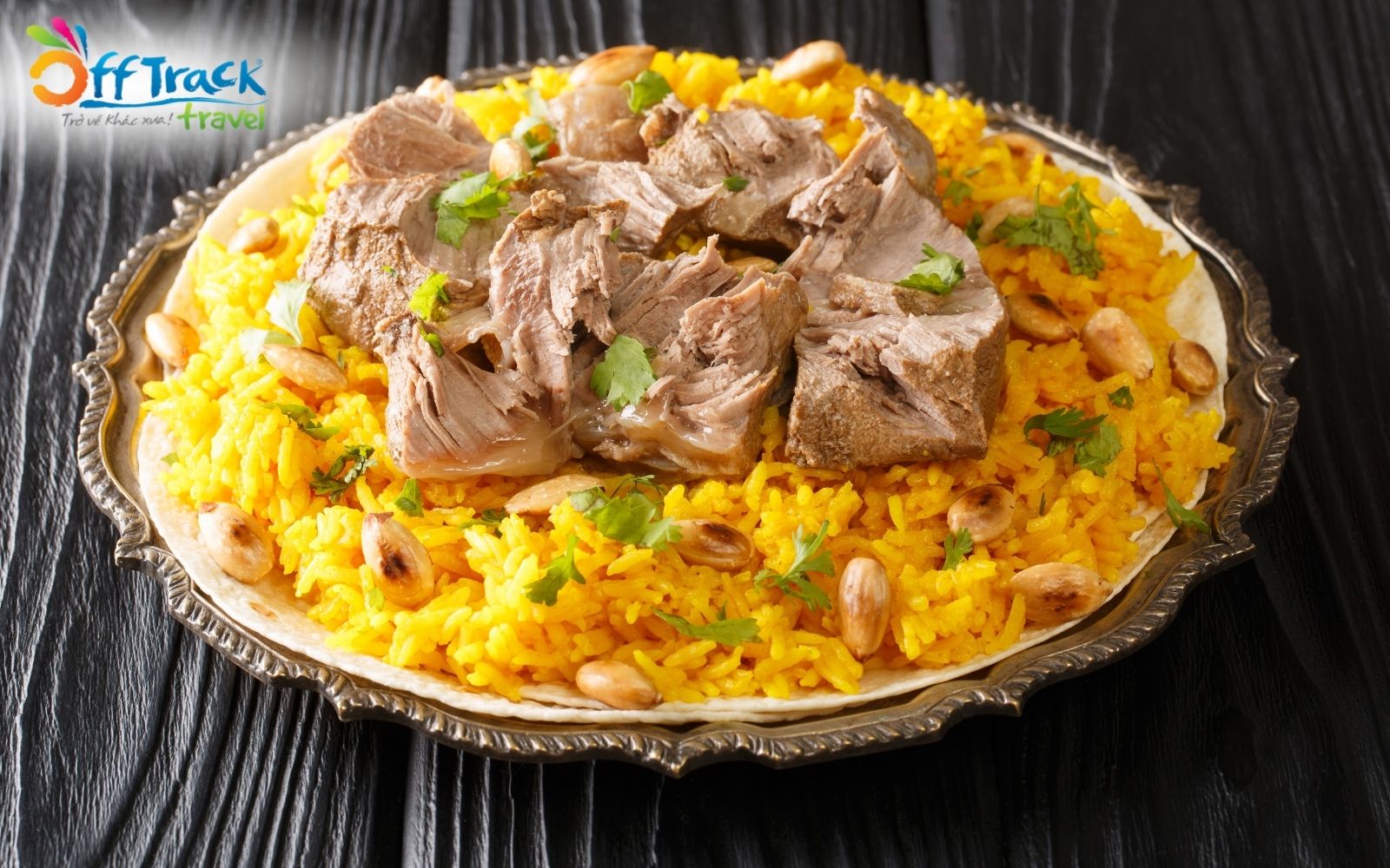Món cơm Mansaf nấu với sữa khô lên men