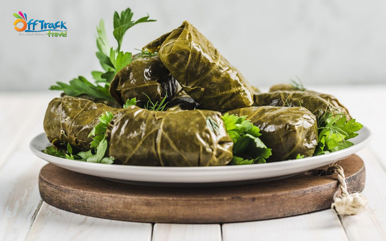 Dolmas là món ăn từ lá nho cuộn cơm với thịt xay Dolmas là món ăn từ lá nho cuộn cơm với thịt xay