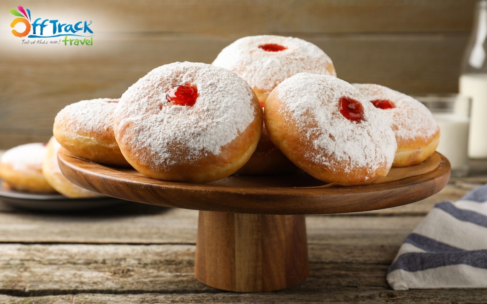 Bánh ngọt donut Sufganiyah có nhân mứt trái cây và kem béo ngọt ngào