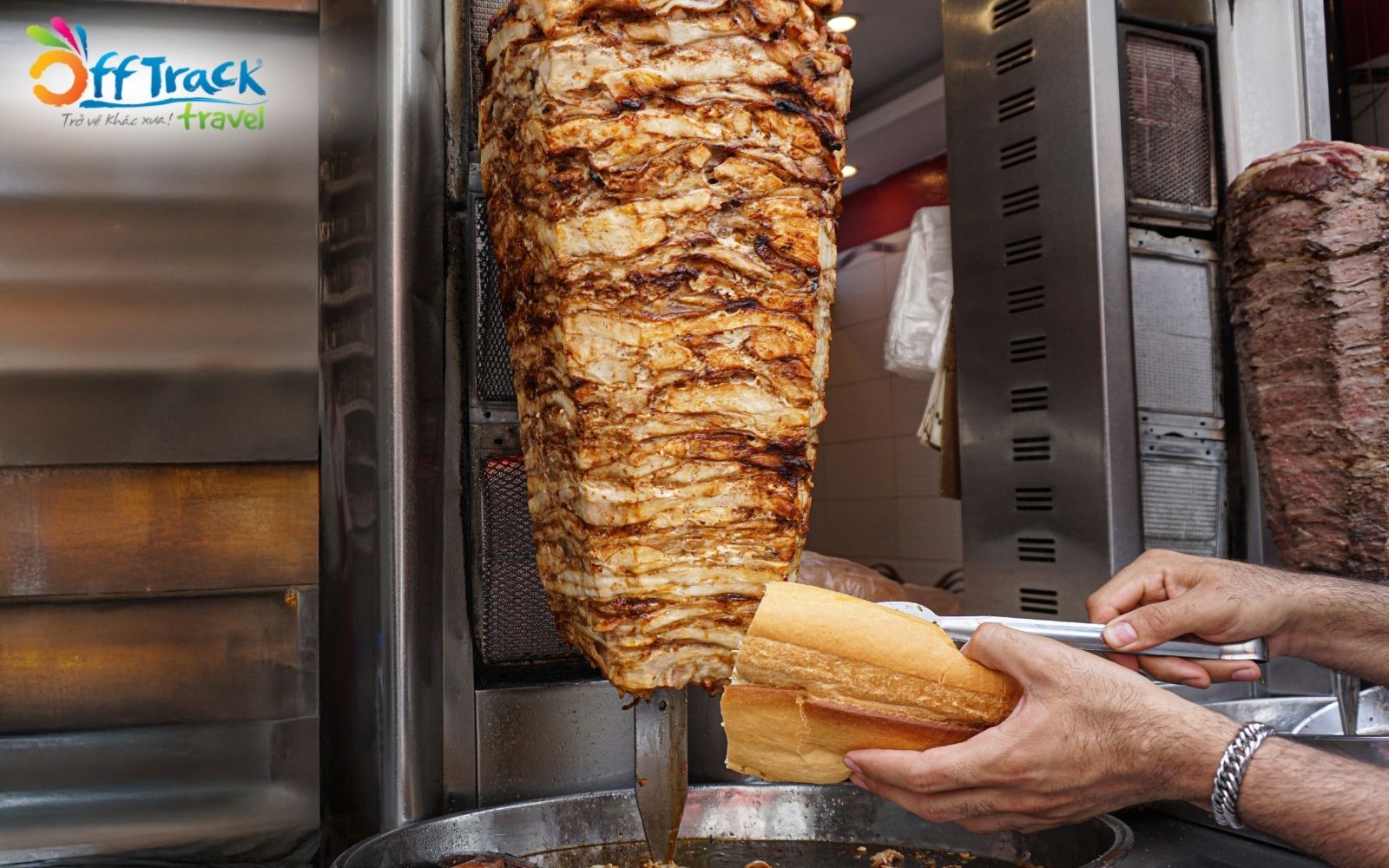 Thịt xiên nướng Shawarma ăn kèm bánh mì và salad